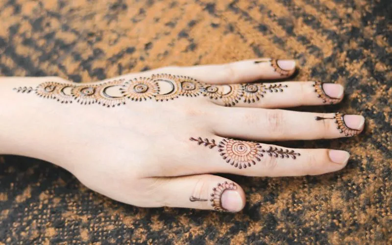 Henna Art in Abu Dhabi Desert